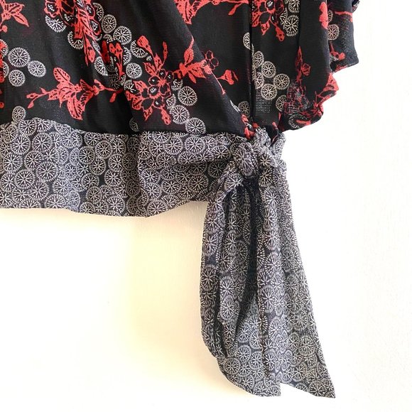 NEW YORK & COMPANY | Flowy V-Neck Blouse with Tie-Waist Detail | Size: L… - Picture 3 of 4